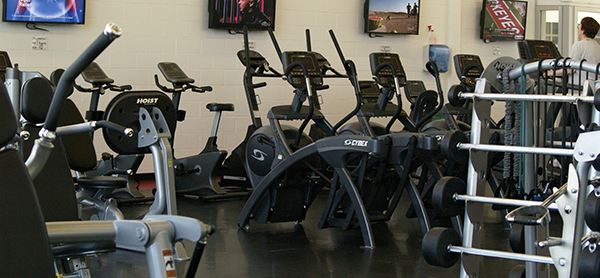 An exercised room filled with treadmills and exercise bikes.